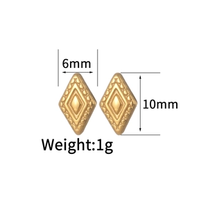 Detailed view of gold geometric rhombic earrings with textured surface and 10mm size markings