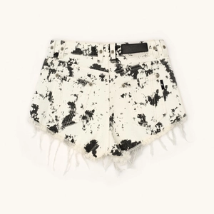 Détails du short en jean avec imprimé marbre noir et bordures effilochées sur l'ourlet