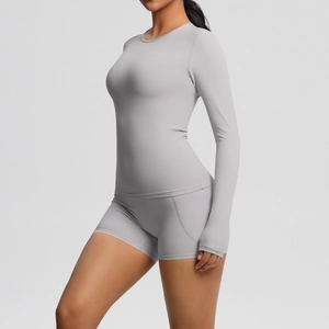 Détail de l'ensemble de yoga gris clair avec manches passe-pouce et tissu extensible