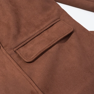 Détail de la couture de poche et texture en daim sur ce long manteau marron