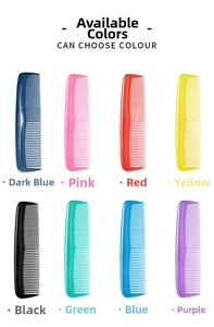 Detalle de ocho peines de plástico de colores vibrantes con púas finas para el cabello