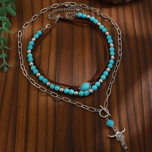 Boheemse meerlagige ketting met turquoise kralen en een zilveren stierenkop hanger