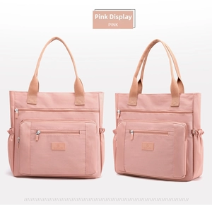 Détail du sac cabas rose en nylon avec plusieurs poches et logo de la marque Suoyate