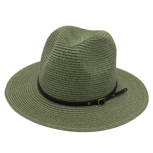 Dettaglio ravvicinato della trama del cappello Panama verde oliva con cinturino in pelle nera