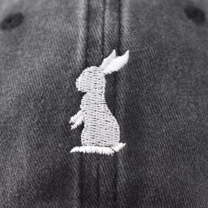 Berretto da baseball in cotone lavato grigio scuro con ricamo silhouette coniglio bianco