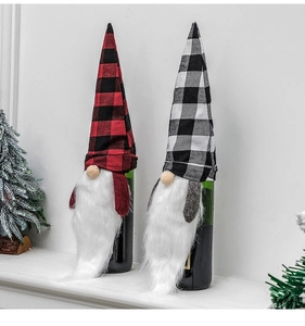 Weinflaschenhüllen als Weihnachtswichtel mit karierten Mützen und weißem Bartschmuck