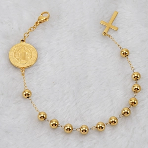 Bracelet religieux perlé plaqué or 18 carats avec médaille de Saint Benoît et croix