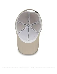 Détail intérieur d'une casquette de baseball kaki avec bande de renfort et logo narason