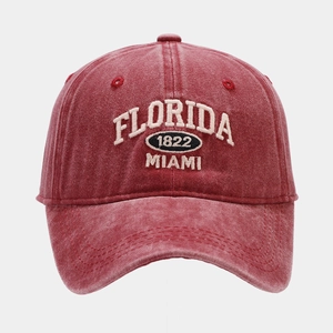 Gros plan sur la broderie Florida 1822 Miami sur une casquette de baseball bordeaux délavée