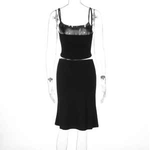 Vue arrière d'un ensemble deux pièces noir avec caraco et jupe midi sur un mannequin transparent