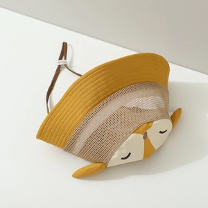 Détail du chapeau girafe pour enfant en maille respirante avec cordon de serrage réglable