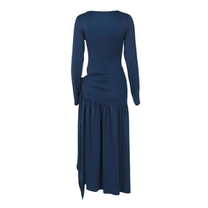 Détail de la robe bleu marine à manches longues avec drapé asymétrique et plis latéraux