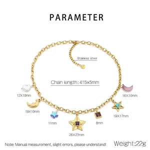 Détail du collier en acier inoxydable plaqué or 18 carats avec perles et breloques lune