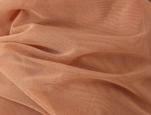 Vue macro montrant la texture mesh fine et les plis doux du tissu de la robe en tulle