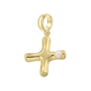 Détail macro du pendentif croix dorée orné d'une perle blanche incrustée sur le côté
