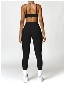 Vue arrière d'un ensemble de yoga noir avec legging froncé et brassière de sport