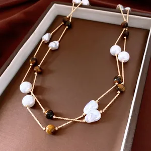 Collier vintage en oeil de tigre et perles baroques avec pendentif en bambou doré