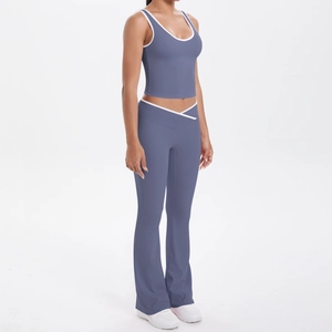 Vue détaillée d'un ensemble de yoga bleu brume avec haut contrasté et pantalon évasé à taille V