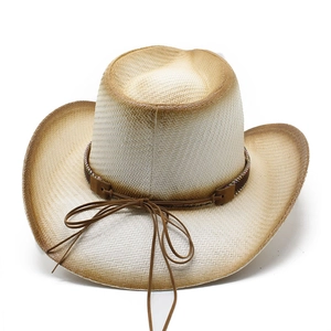 Détail d'un chapeau de cowboy en paille avec bords dégradés et bande en cuir brun