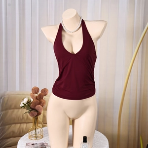Détail du haut licou bordeaux avec décolleté en V profond et texture froncée latérale