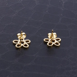 Elegante goldene Edelstahl-Sonnenblumen-Ohrringe mit hohlen Blütenblättern auf Leder