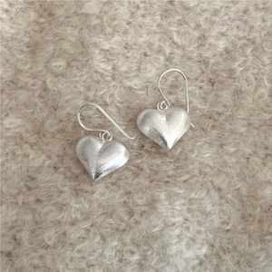 Matte S925 sterling silver heart drop earrings on a soft textured beige background