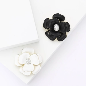 Exquisite Alloy Enamel Camellia Flower Brooch For Women Elegant Gold Trim Rhinestone Pin For Suit Cardigan Corsage Fashion Jewelry