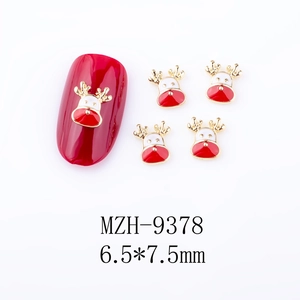 Detail von Rentier-Nagelanhängern in Rot und Weiß für Weihnachts-DIY-Nagelkunst