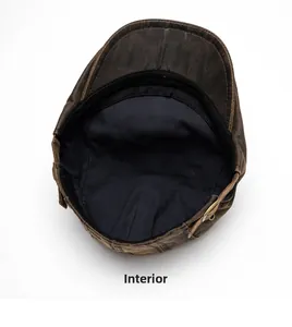 Vue détaillée de l'intérieur de la casquette plate en cuir avec doublure noire