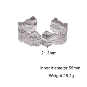 Maße des strukturierten Edelstahl-Armreifs mit 21,3 mm Höhe und 55 mm Innendurchmesser im Detail