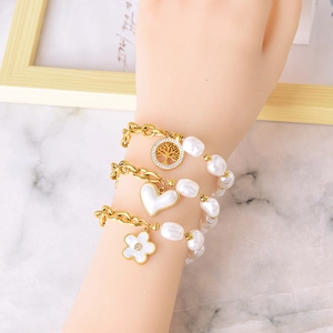 Ensemble de trois bracelets superposés en perles et chaîne dorée avec charms arbre de vie
