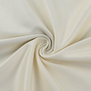 Vista macro del tessuto in twill bianco panna con trama fitta e lucentezza elegante
