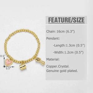 Detalle de pulsera de cuentas bañada en oro 18k con dijes de corazón rosa y café