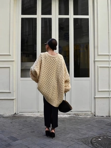 Pull à col roulé beige surdimensionné en maille torsadée pour femme style décontracté