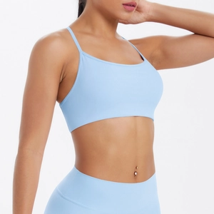 Ensemble de yoga bleu clair avec brassière de sport et leggings taille haute