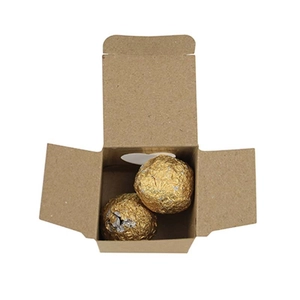 Boîte cadeau en papier kraft avec fenêtre en cœur contenant des chocolats et une carte
