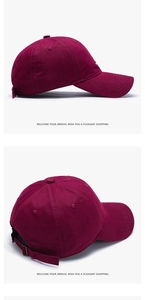 Dettaglio cappellino bordeaux in cotone con cinturino posteriore regolabile e fibbia in metallo