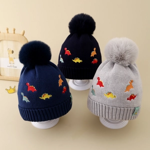 Bonnet Tricoté Pour Enfants En Acrylique Doublé Polaire Broderie Dinosaure Dessin Animé Pompon Hiver Chaud Pour Garçons Filles