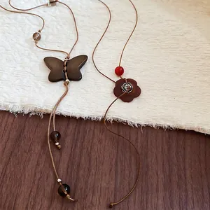 Collier ethnique vintage avec pendentif en bois papillon et fleur pour femme
