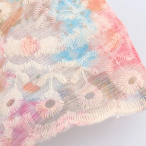 Zoete geborduurde tie-dye overhemdjurk met lange mouwen en getailleerde taille
