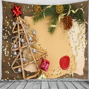 Details des Weihnachts-Wandteppichs mit Vintage-Ornamenten und rustikalem Kraftpapier-Design