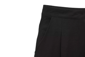 Détails de la taille et des poches latérales sur ce pantalon large en sergé noir