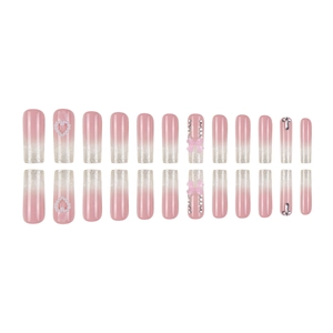 Faux ongles ombré rose mat avec paillettes argentées, cœurs en perles et nœuds