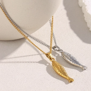 Colliers avec pendentif saumon en acier inoxydable plaqué or 18 carats et argent