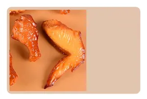 Dettaglio macro di un modello di ala di pollo arrosto con texture realistica della pelle e lucentezza