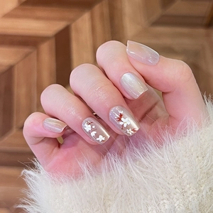 Faux ongles œil de chat dégradé rose nude avec motif élégant de fleurs de cerisier