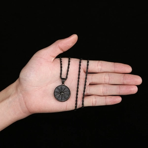 Collier hip hop avec pendentif soleil en acier inoxydable et détails de flammes noires