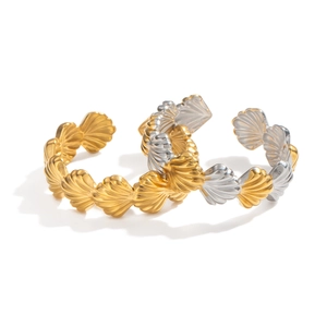 Polierte geometrische Manschettenarmbänder im Muscheldesign in Gold und Silber für Damen
