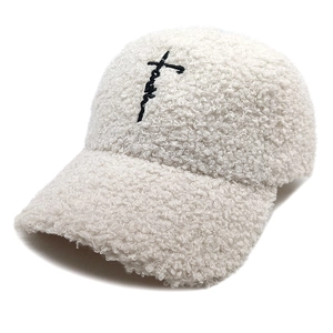 Détail de la broderie croix et faith sur casquette de baseball en polaire sherpa blanche