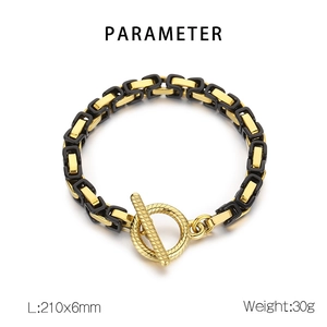 Détail d'un bracelet hip hop en acier inoxydable avec fermoir OT et maillons noir et or
